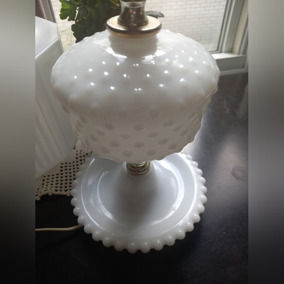 Vintage White Glass Hobnail design lamp - Picture 3 of 3